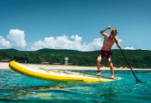 Stand Up Paddler auf Wasser der ein Training macht