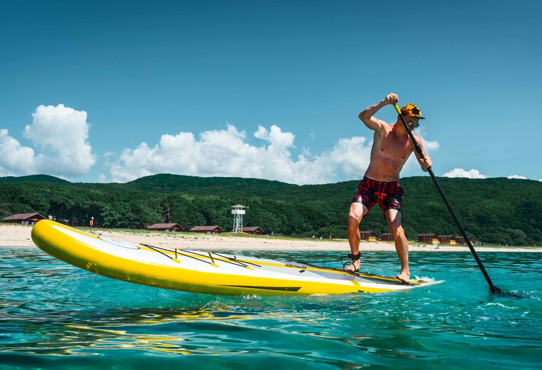 Stand Up Paddler auf Wasser der ein Training macht